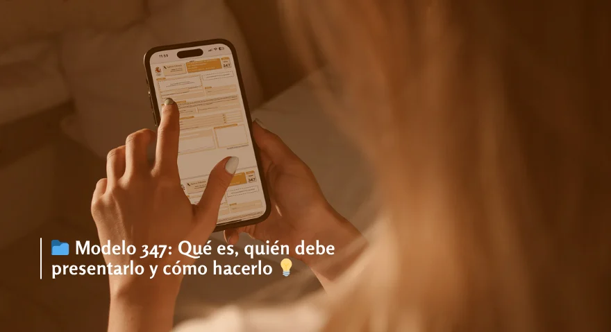 Mujer con teléfono móvil en sus manos visualizando el Modelo 347: Qué es, quién debe presentarlo y cómo hacerlo