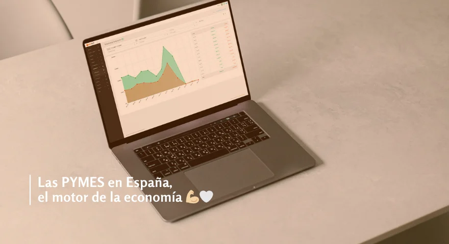 ​Ordenador portátil sobre una mesa mostrando un panel de análisis de datos, junto a un mensaje que resalta el papel clave de las PYMES en la economía española.