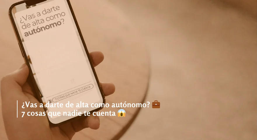 Persona sostiene un móvil con la pantalla mostrando la pregunta “¿Vas a darte de alta como autónomo?”, junto a un mensaje destacado en color naranja que dice “7 cosas que nadie te cuenta”.