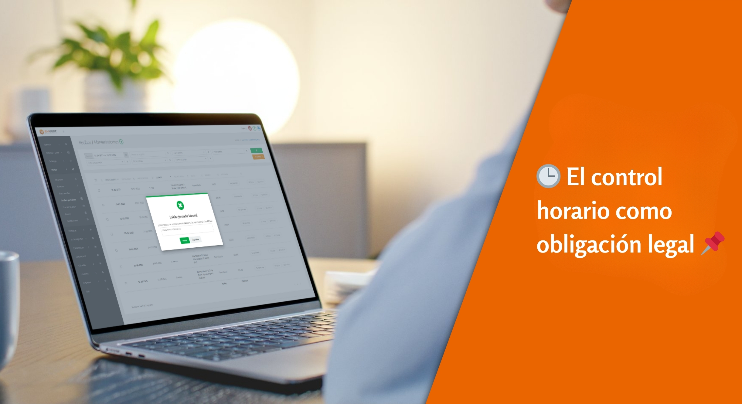 Pantalla de ordenador portátil con software de control horario abierto, junto a la frase “El control horario como obligación legal” sobre fondo naranja.