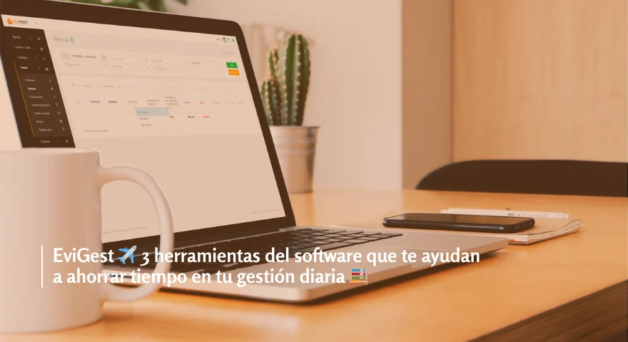 Portátil sobre una mesa dónde aparece el software de Evigest. En el título aparece EviGest: 3 herramientas del software que te ayudan a ahorrar tiempo en tu gestión diaria