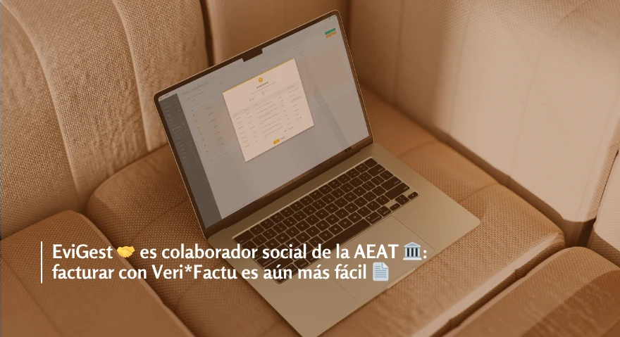 Portátil sobre un sofá mostrando la interfaz de facturación Veri*Factu, acompañado de mensaje que anuncia a EviGest como colaborador social de la AEAT