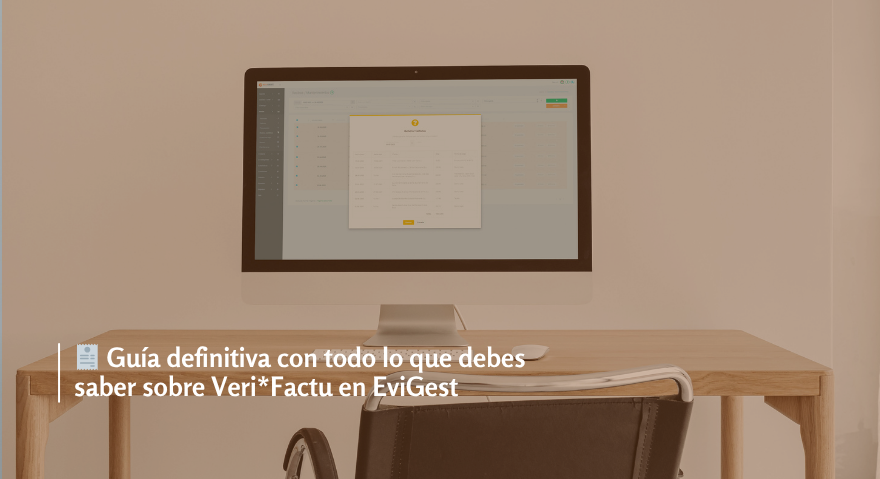 Ordenador de sobremesa con la interfaz de EviGest abierta, sobre un escritorio minimalista de madera clara. En la imagen aparece el título Guía definitiva con todo lo que debes saber sobre VeriFactu en EviGest